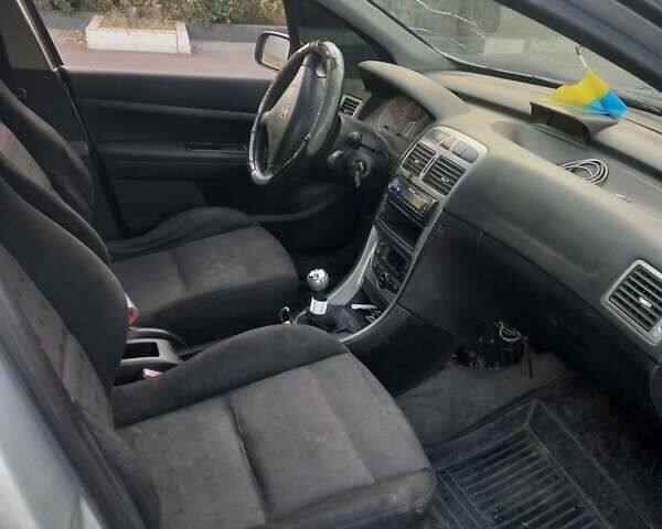 Серый Пежо 307, объемом двигателя 2 л и пробегом 540 тыс. км за 2800 $, фото 2 на Automoto.ua