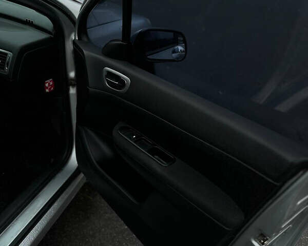 Серый Пежо 307, объемом двигателя 2 л и пробегом 249 тыс. км за 4450 $, фото 16 на Automoto.ua