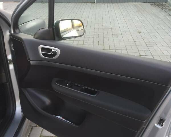 Сірий Пежо 307, об'ємом двигуна 1.59 л та пробігом 290 тис. км за 4200 $, фото 10 на Automoto.ua