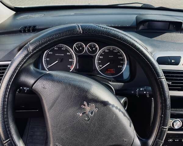 Серый Пежо 307, объемом двигателя 1.36 л и пробегом 235 тыс. км за 4000 $, фото 17 на Automoto.ua