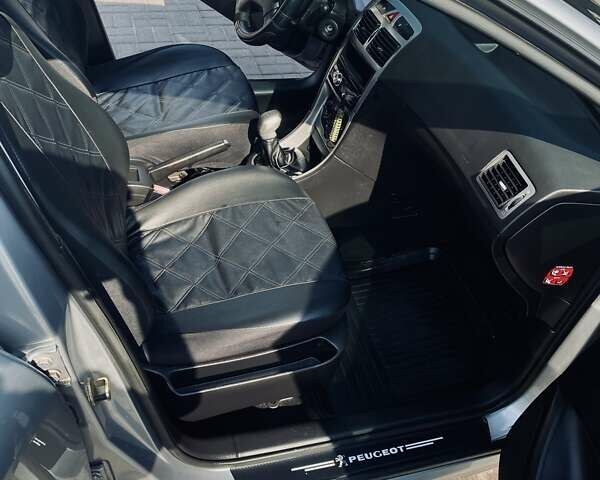 Сірий Пежо 307, об'ємом двигуна 1.36 л та пробігом 235 тис. км за 3800 $, фото 29 на Automoto.ua