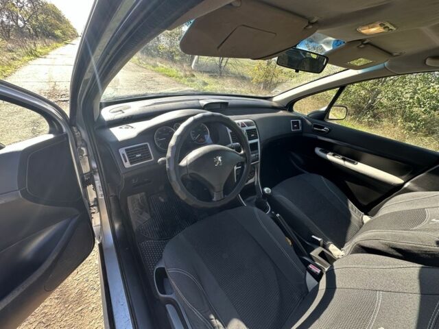 Серый Пежо 307, объемом двигателя 1.4 л и пробегом 240 тыс. км за 3500 $, фото 6 на Automoto.ua