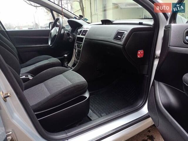 Серый Пежо 307, объемом двигателя 1.4 л и пробегом 171 тыс. км за 3400 $, фото 12 на Automoto.ua