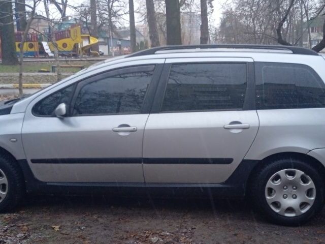 Серый Пежо 307, объемом двигателя 1.4 л и пробегом 333 тыс. км за 2800 $, фото 3 на Automoto.ua