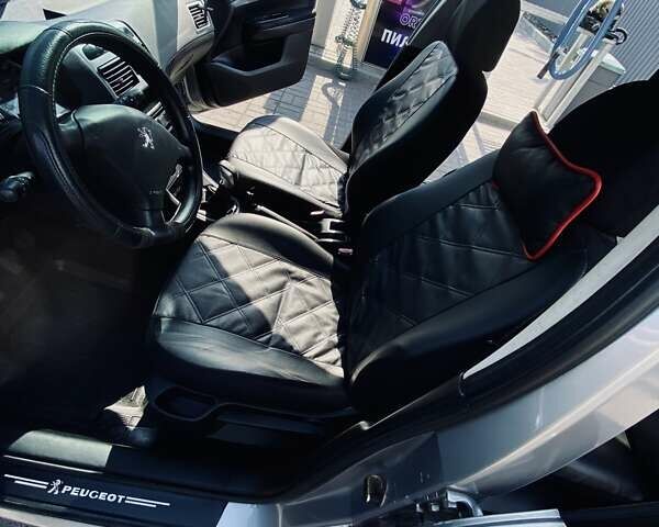 Серый Пежо 307, объемом двигателя 1.36 л и пробегом 235 тыс. км за 4000 $, фото 15 на Automoto.ua
