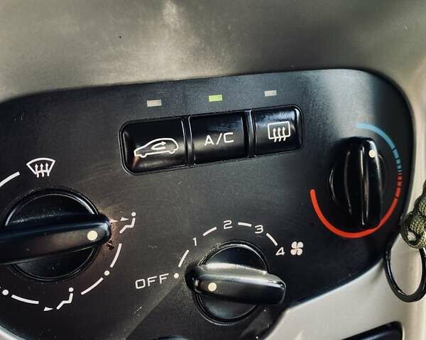 Сірий Пежо 307, об'ємом двигуна 1.36 л та пробігом 235 тис. км за 3800 $, фото 20 на Automoto.ua