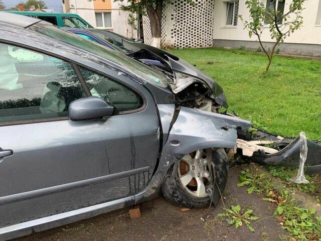 Серый Пежо 307, объемом двигателя 1.6 л и пробегом 250 тыс. км за 1100 $, фото 5 на Automoto.ua