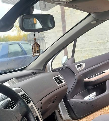 Серый Пежо 307, объемом двигателя 1.6 л и пробегом 205 тыс. км за 2100 $, фото 6 на Automoto.ua