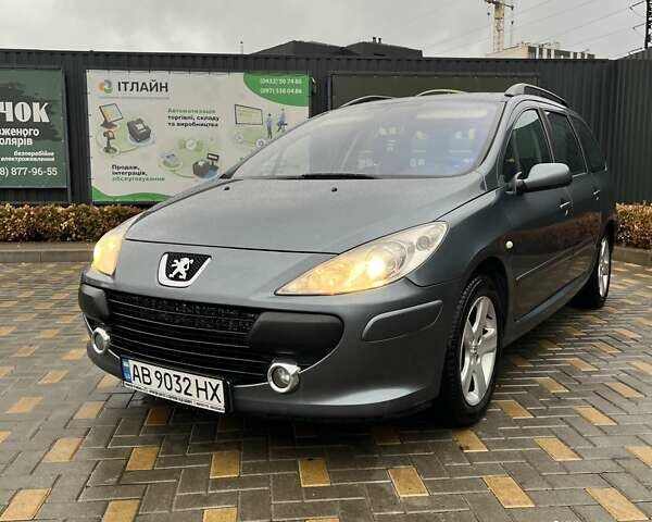 Серый Пежо 307, объемом двигателя 1.36 л и пробегом 320 тыс. км за 4100 $, фото 1 на Automoto.ua