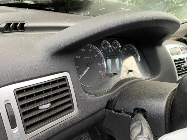 Серый Пежо 307, объемом двигателя 1.6 л и пробегом 250 тыс. км за 1100 $, фото 16 на Automoto.ua