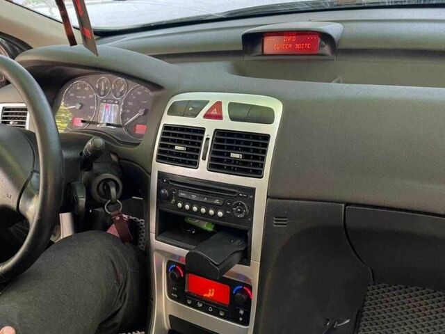 Серый Пежо 307, объемом двигателя 2 л и пробегом 300 тыс. км за 2400 $, фото 4 на Automoto.ua