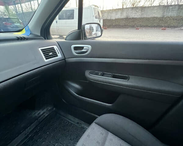 Серый Пежо 307, объемом двигателя 1.6 л и пробегом 242 тыс. км за 4800 $, фото 4 на Automoto.ua