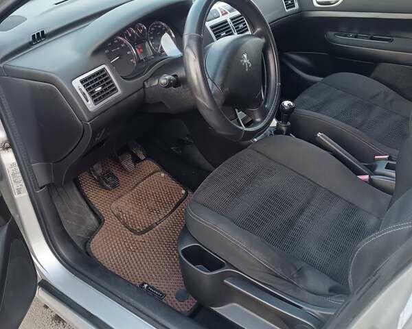 Сірий Пежо 307, об'ємом двигуна 1.59 л та пробігом 284 тис. км за 4300 $, фото 13 на Automoto.ua