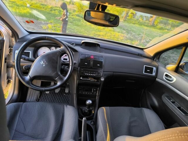 Сірий Пежо 307, об'ємом двигуна 1.6 л та пробігом 330 тис. км за 4700 $, фото 6 на Automoto.ua