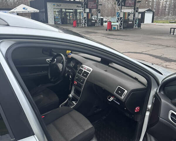 Сірий Пежо 307, об'ємом двигуна 1.6 л та пробігом 266 тис. км за 4000 $, фото 6 на Automoto.ua