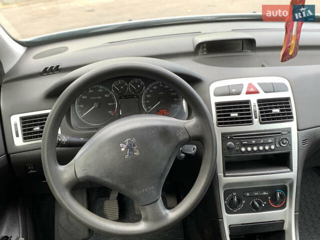 Серый Пежо 307, объемом двигателя 1.6 л и пробегом 256 тыс. км за 4500 $, фото 4 на Automoto.ua