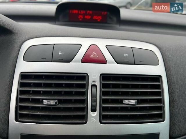 Серый Пежо 307, объемом двигателя 1.6 л и пробегом 208 тыс. км за 4190 $, фото 26 на Automoto.ua