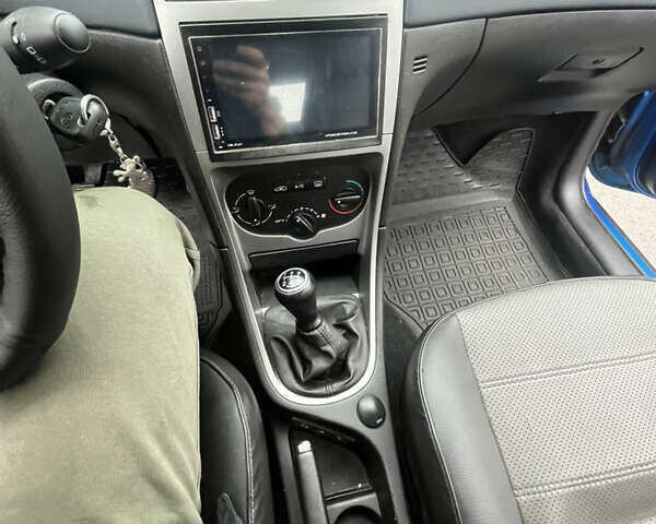 Синий Пежо 307, объемом двигателя 2 л и пробегом 168 тыс. км за 4000 $, фото 26 на Automoto.ua