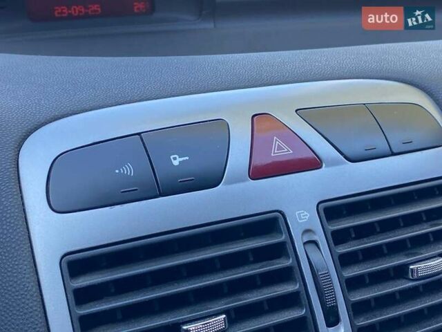 Пежо 307 2004 в Киеве на Automoto.ua Синий Пежо 307, объемом двигателя 1.6 л и пробегом 266 тыс. км за 3690 $, фото 16 на Automoto.ua