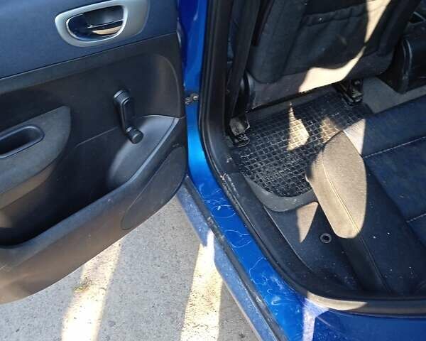 Синий Пежо 307, объемом двигателя 1.4 л и пробегом 261 тыс. км за 3600 $, фото 4 на Automoto.ua