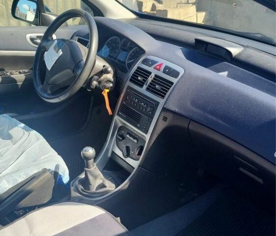 Синий Пежо 307, объемом двигателя 1.6 л и пробегом 200 тыс. км за 1500 $, фото 4 на Automoto.ua