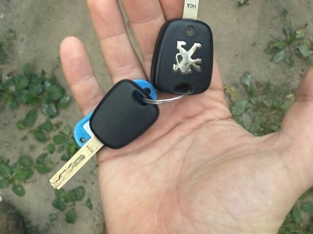Синий Пежо 307, объемом двигателя 1.6 л и пробегом 270 тыс. км за 2300 $, фото 4 на Automoto.ua