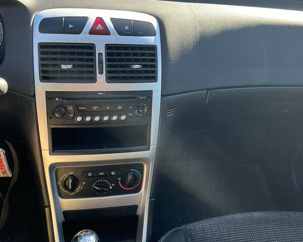 Синий Пежо 307, объемом двигателя 1.36 л и пробегом 120 тыс. км за 4350 $, фото 7 на Automoto.ua