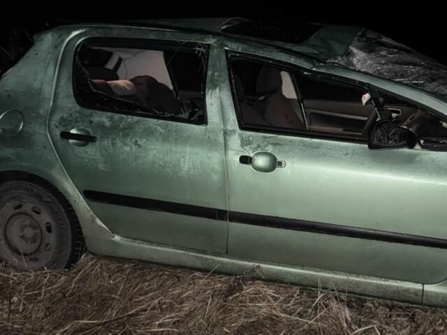 Зеленый Пежо 307, объемом двигателя 1.6 л и пробегом 340 тыс. км за 1200 $, фото 1 на Automoto.ua