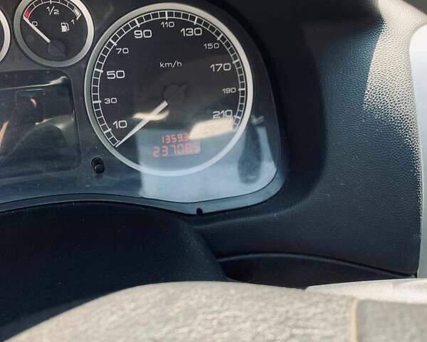 Зеленый Пежо 307, объемом двигателя 1.36 л и пробегом 237 тыс. км за 3500 $, фото 7 на Automoto.ua