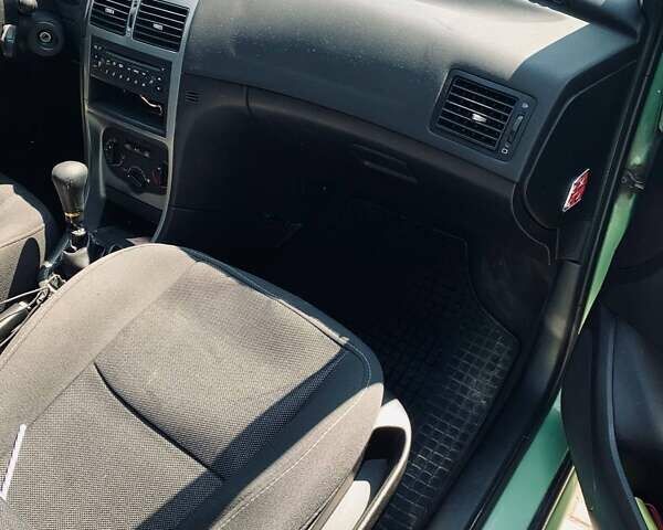 Зеленый Пежо 307, объемом двигателя 1.36 л и пробегом 237 тыс. км за 3500 $, фото 6 на Automoto.ua