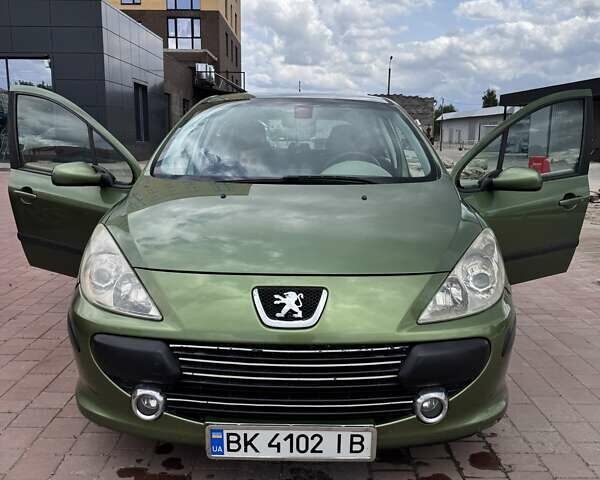 Зелений Пежо 307, об'ємом двигуна 1.59 л та пробігом 280 тис. км за 4600 $, фото 12 на Automoto.ua