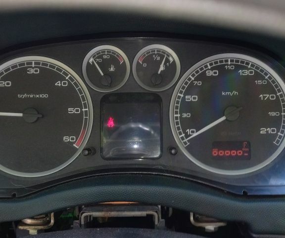 Зеленый Пежо 307, объемом двигателя 2 л и пробегом 392 тыс. км за 1800 $, фото 4 на Automoto.ua