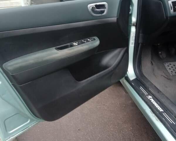 Зелений Пежо 307, об'ємом двигуна 1.59 л та пробігом 300 тис. км за 3799 $, фото 2 на Automoto.ua