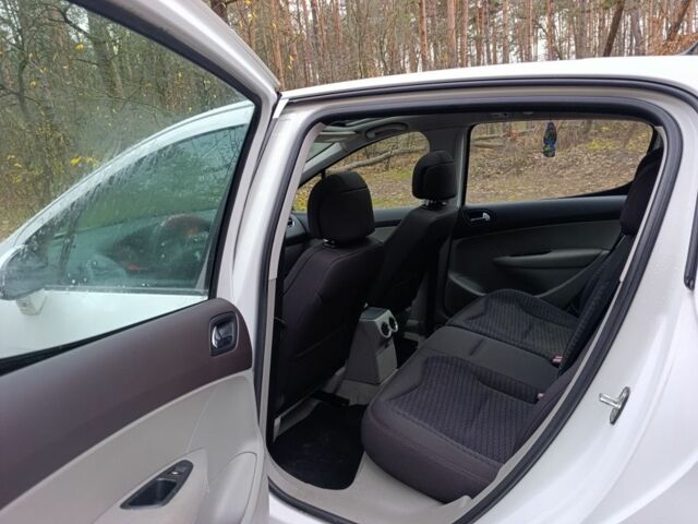 Белый Пежо 308, объемом двигателя 1.6 л и пробегом 110 тыс. км за 5500 $, фото 13 на Automoto.ua