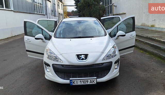 Белый Пежо 308, объемом двигателя 1.6 л и пробегом 121 тыс. км за 6550 $, фото 4 на Automoto.ua