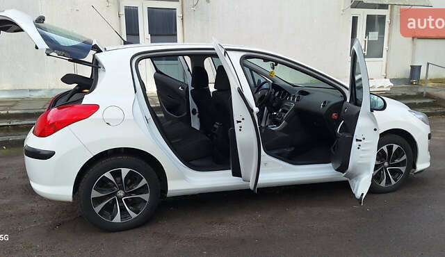 Белый Пежо 308, объемом двигателя 1.6 л и пробегом 121 тыс. км за 6550 $, фото 8 на Automoto.ua