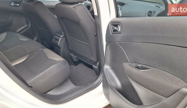 Белый Пежо 308, объемом двигателя 1.6 л и пробегом 121 тыс. км за 6550 $, фото 15 на Automoto.ua