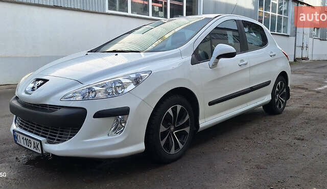 Белый Пежо 308, объемом двигателя 1.6 л и пробегом 121 тыс. км за 6550 $, фото 1 на Automoto.ua