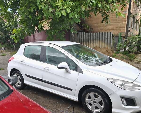 Белый Пежо 308, объемом двигателя 1.6 л и пробегом 289 тыс. км за 6000 $, фото 2 на Automoto.ua