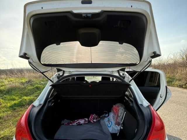 Білий Пежо 308, об'ємом двигуна 1.6 л та пробігом 193 тис. км за 6700 $, фото 4 на Automoto.ua