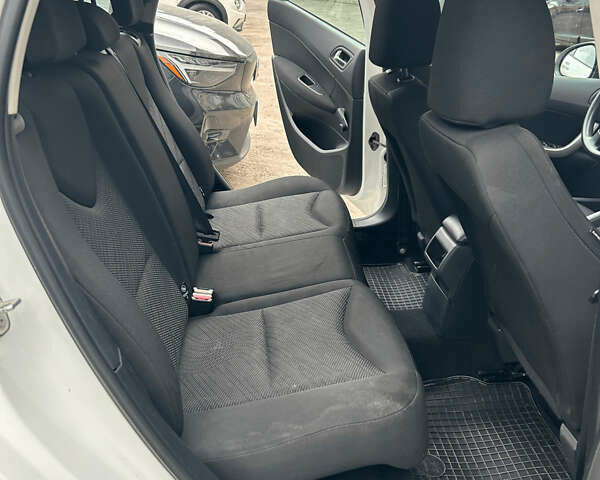 Белый Пежо 308, объемом двигателя 1.6 л и пробегом 280 тыс. км за 6000 $, фото 11 на Automoto.ua