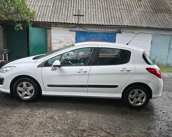 Белый Пежо 308, объемом двигателя 1.6 л и пробегом 289 тыс. км за 6000 $, фото 3 на Automoto.ua