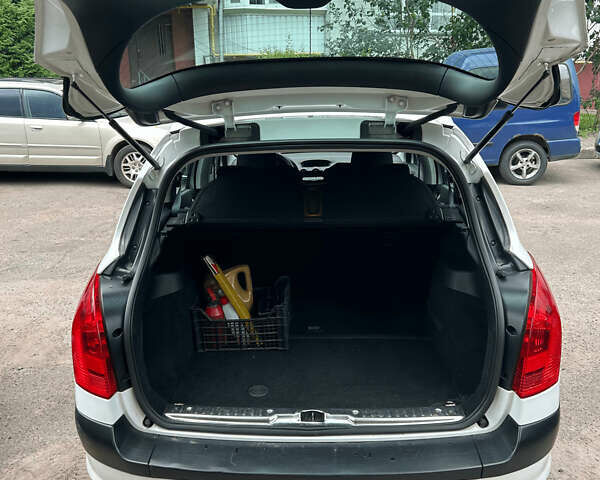 Белый Пежо 308, объемом двигателя 1.6 л и пробегом 280 тыс. км за 6000 $, фото 13 на Automoto.ua