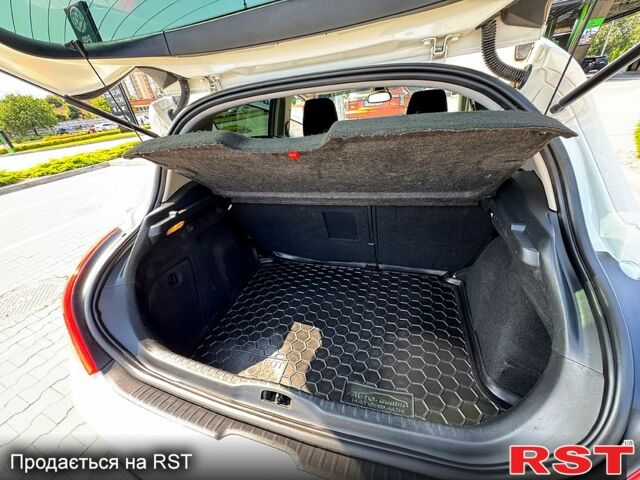 Белый Пежо 308, объемом двигателя 1.6 л и пробегом 240 тыс. км за 6500 $, фото 5 на Automoto.ua
