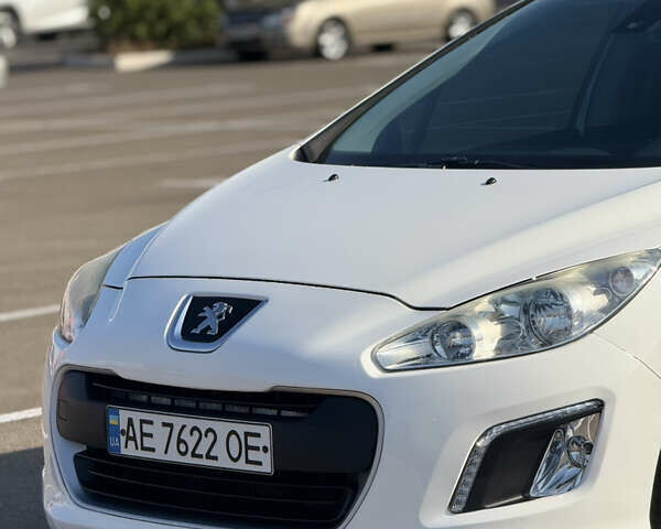 Белый Пежо 308, объемом двигателя 1.6 л и пробегом 183 тыс. км за 8000 $, фото 8 на Automoto.ua