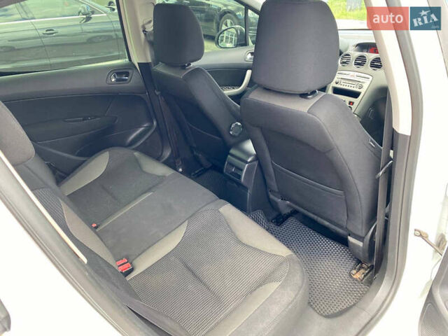 Белый Пежо 308, объемом двигателя 1.6 л и пробегом 196 тыс. км за 6500 $, фото 11 на Automoto.ua