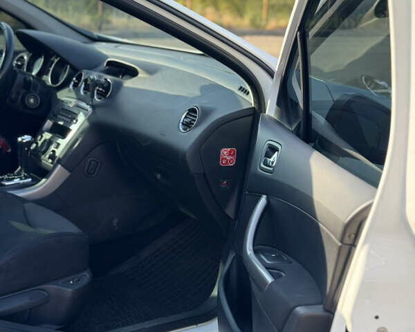 Белый Пежо 308, объемом двигателя 1.6 л и пробегом 183 тыс. км за 8000 $, фото 14 на Automoto.ua