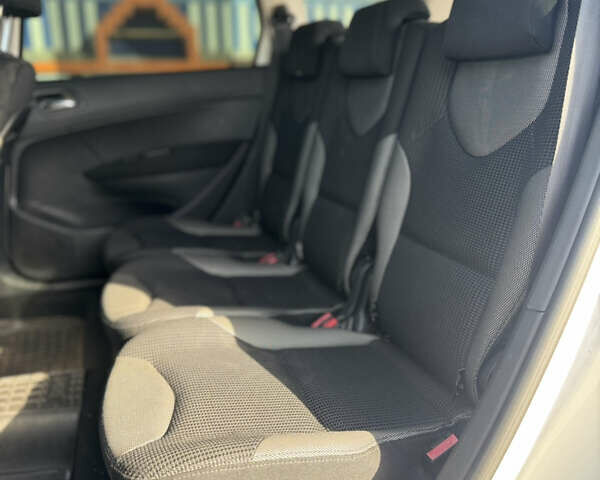 Белый Пежо 308, объемом двигателя 1.6 л и пробегом 183 тыс. км за 8000 $, фото 12 на Automoto.ua