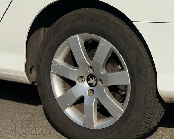 Белый Пежо 308, объемом двигателя 1.6 л и пробегом 183 тыс. км за 8000 $, фото 10 на Automoto.ua