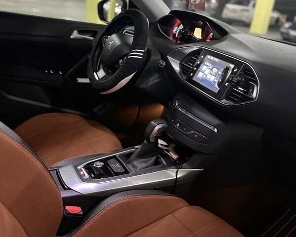 Белый Пежо 308, объемом двигателя 1.56 л и пробегом 221 тыс. км за 12500 $, фото 8 на Automoto.ua